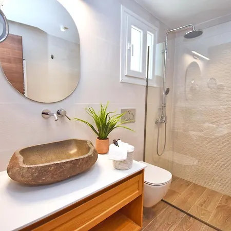 Minerva Estate - Private Complex For 15 Guests
